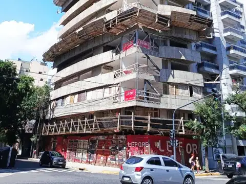 Estupendo local en esquina sobre Av. Independencia 