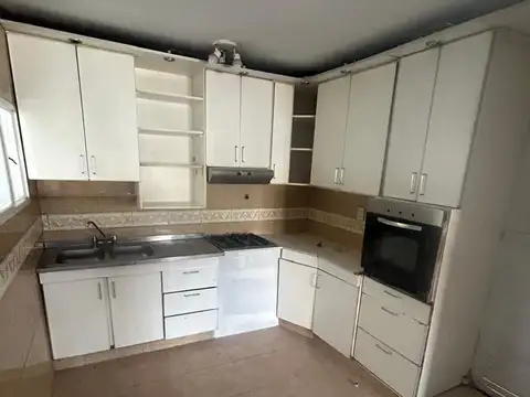 Casa en Alquiler con 3 cocheras