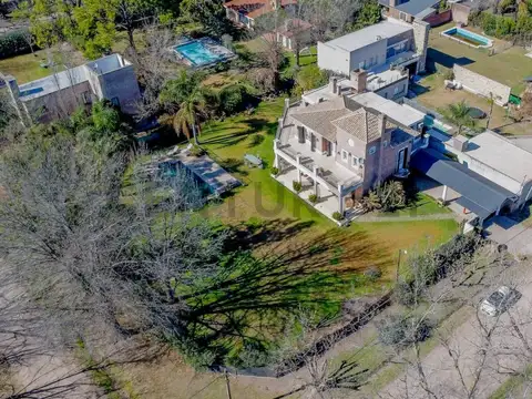 Casa de 4 dormitorios - 3 baños - Pileta, amplio jardin