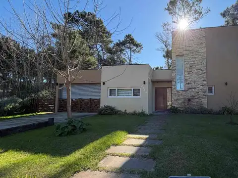 Venta Casa 5 ambientes con piscina Alamos Pinamar
