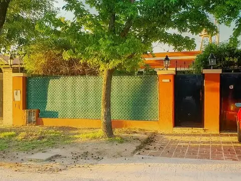 Fisherton – Casa 2 dorm con galería, parrillero, jardín y pileta – 120 m² cub – Lote 550 m²