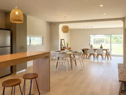 Casa de 2 dormitorios en venta con quincho y piscina en Funes Town