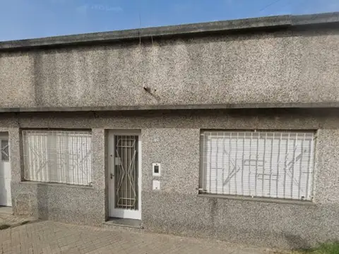 CASA AL FRENTE CON AMBIENTES AMPLIOS Y  GRAN PATIO, ALQUILADA.HUMBERTO PRIMO AL 1800