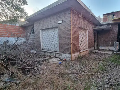 Casa 4 amb con Galpón  venta lanus