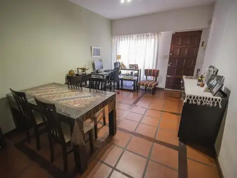 Casa 3 ambientes   cochera descubierta en  venta en Olivos