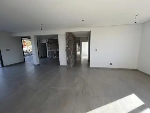 Casa 8 ambientes con 2 baños