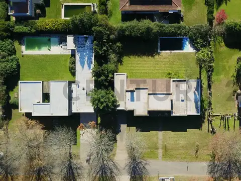 Casa en Venta con 2 cocheras