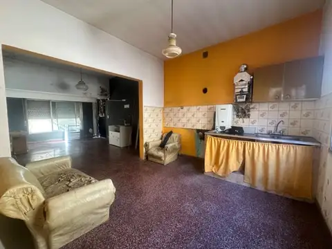 Venta casa 3 amb con patio y terraza a refaccionar