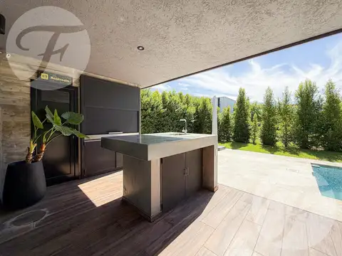 Casa en Venta con 4 cocheras