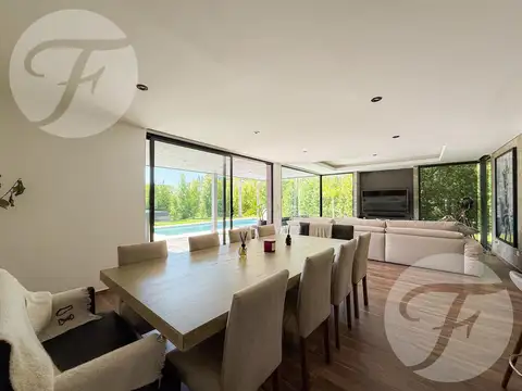Casa en Venta con 4 cocheras