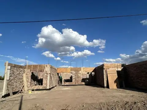 Oportunidad de Inversión en Pozo, 2 Casas en Barrio Privado Vista Michelo, Maipú.