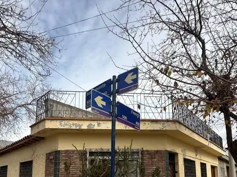 Se Vende Casa Esquina en Dorrego,Se aceptan Vehículos como parte de pago.
