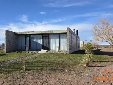 CASA EN VENTA DOS DORMITORIOS CHOCON MEDIO