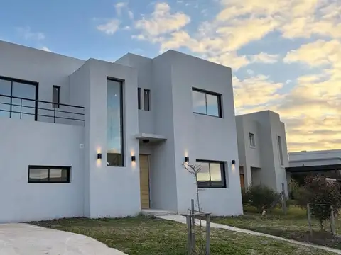 Casa 6 ambientes con 3 baños