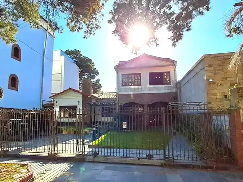 AMPLIA CASA EN PLENO CENTRO COMERCIAL Y A 2 CUADRAS DEL MAR!