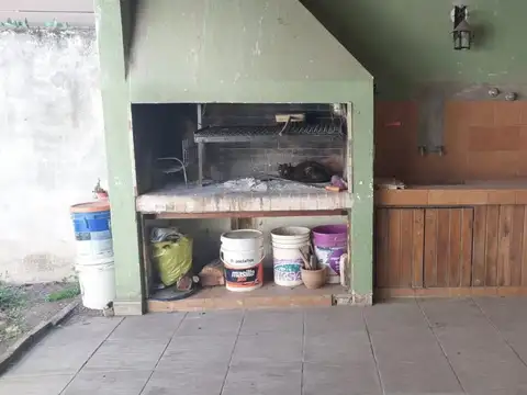 Casa 6 ambientes con 2 baños