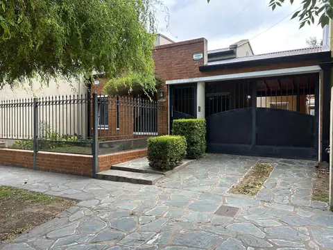Casa a la venta en lujan centro Dr. Muñiz 1290 apta credito hipotecario