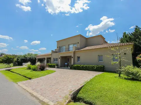 Venta de Casa 8 Ambientes en Bella Vista Chico