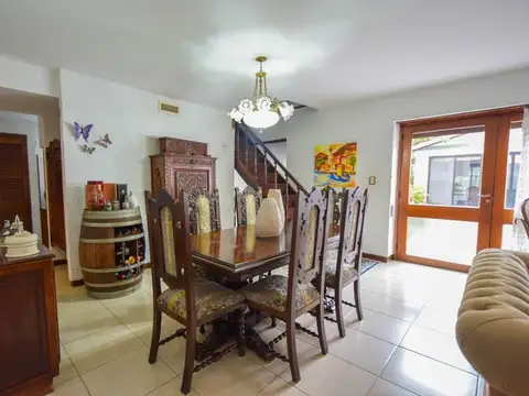 Casa en Venta con 2 cocheras