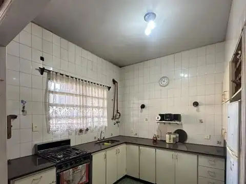 Casa en dos plantas con fondo. Ideal dos flias.