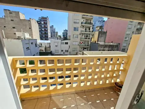 excelente 2 amb cfte con balcon al N  cerca subte B y plaza