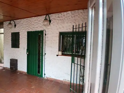 VENTA DE CASA CON DOS LOCALES CON PARQUE EN LANUS