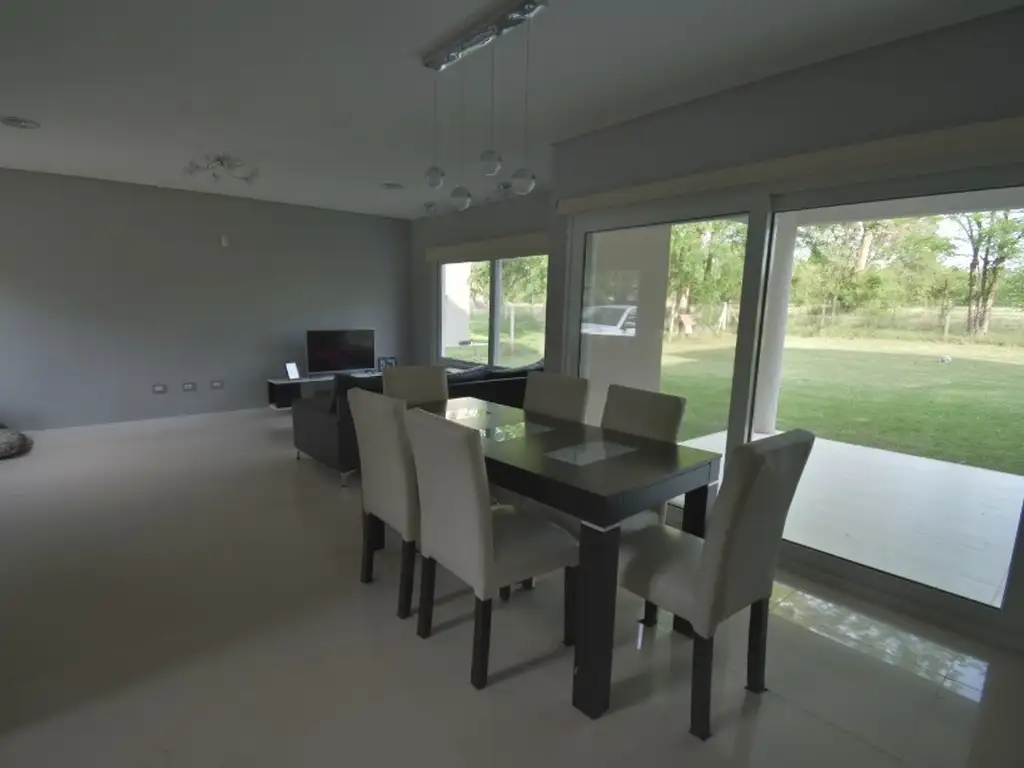 Casa - 176  m² Cubierta | 3 dormitorios | 3 baños | 4 ambientes | 688  m² Terreno