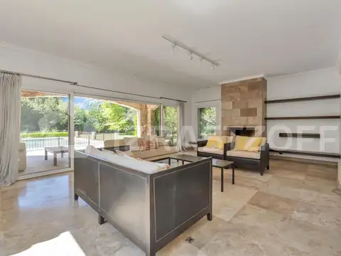 Casa 8 ambientes con 4 baños