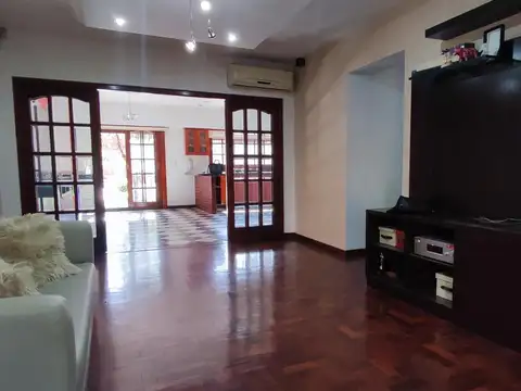 Casa 5 ambientes con 4 baños