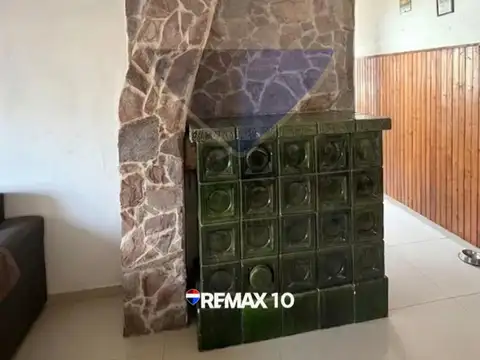 Casa 8 ambientes con 2 baños