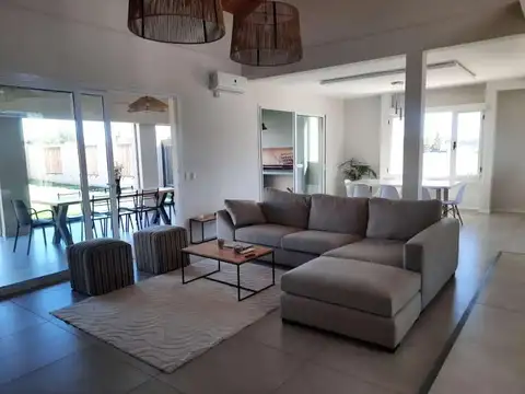 Casa en Venta con 3 cocheras