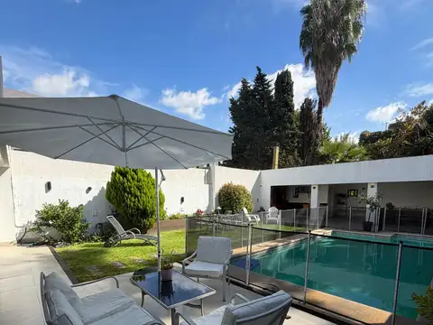 Preciosa Casa en venta en una de las mejores cuadras de Villa Devoto en un lote unico!