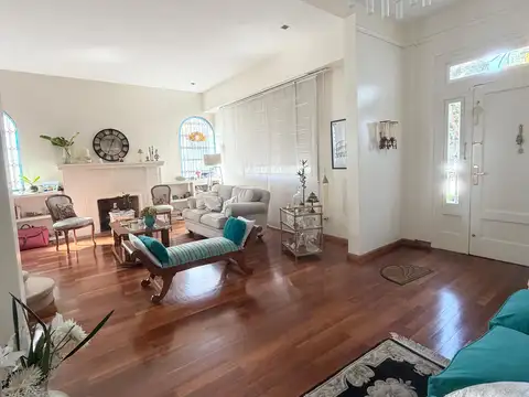 Preciosa Casa en venta en una de las mejores cuadras de Villa Devoto en un lote unico!