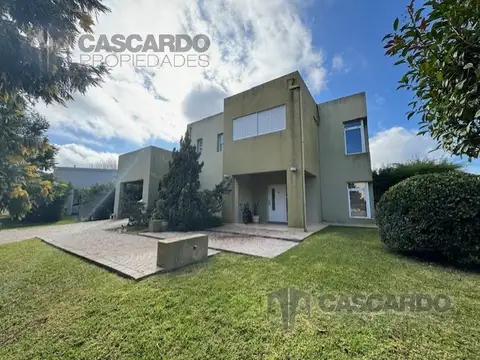 Casa de 4 ambientes con piscina y vista a la laguna.