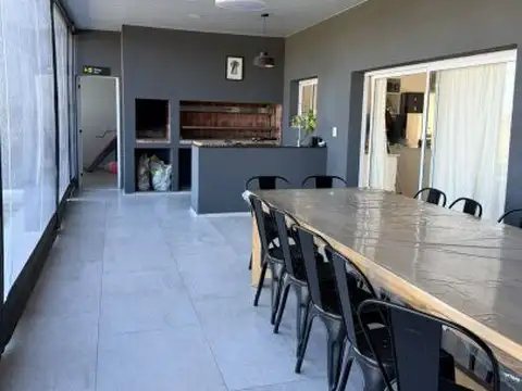 Casa 5 ambientes con 3 baños