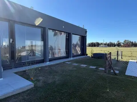 Casa en Alquiler con 2 cocheras
