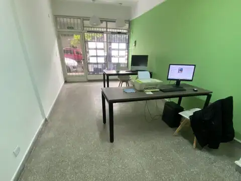 Hermoso local a la calle con baño y sótano. pedir reglamento