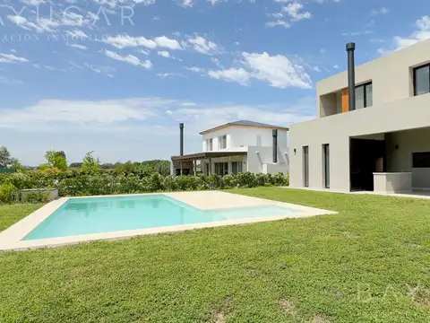 Venta Casa en Barrio La Calesa - Pilará / Permuta