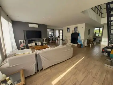 Casa en Alquiler con 2 cocheras