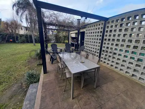 Casa en Alquiler con 2 cocheras