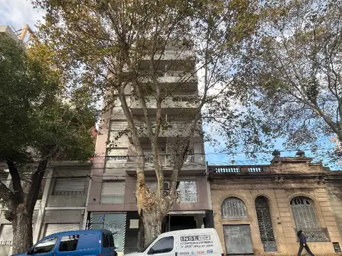 Depto un dormitorio, luminoso con ventilación cruzada.