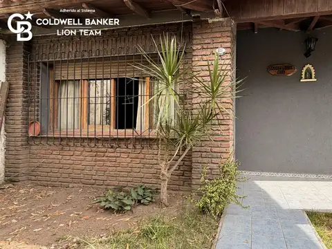 Casa 4 Amb. c/ Terraza y Altillo en Villa Luzuriaga — Apto Crédito, Escritura Inmediata