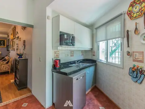 Casa 8 ambientes con 2 baños