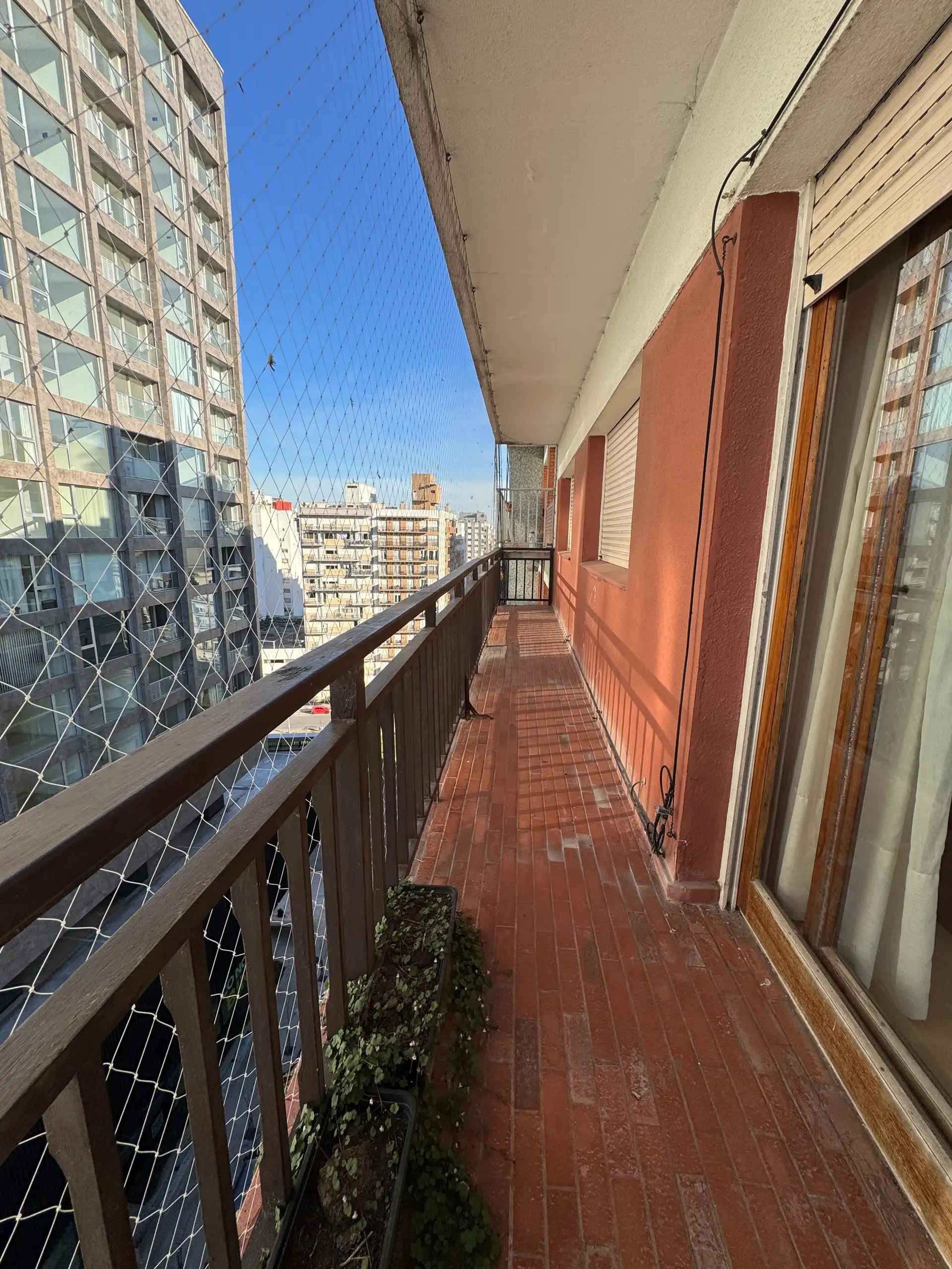 PISO DE 4 AMB CON BALCÓN CORRIDO