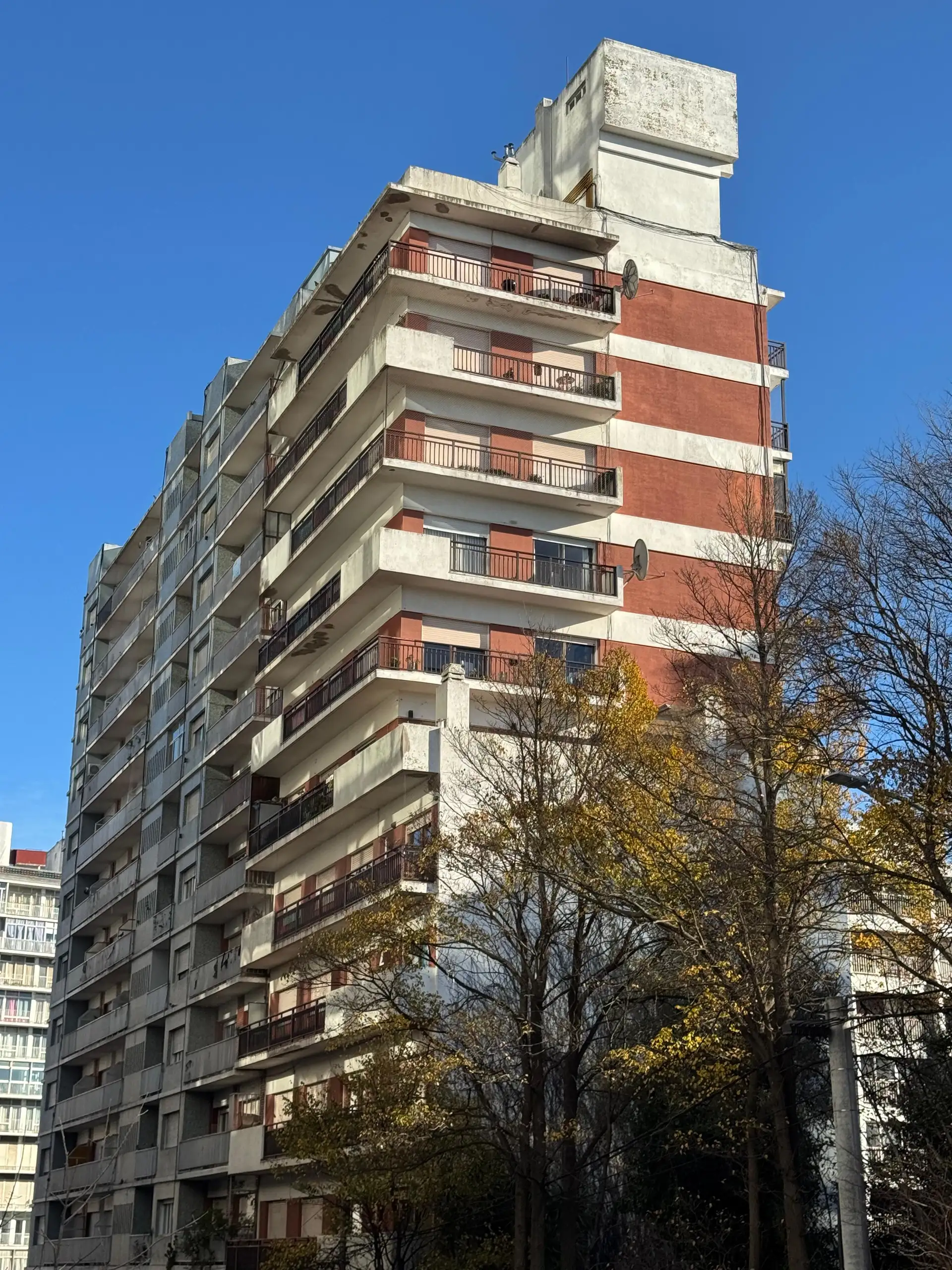 PISO DE 4 AMB CON BALCÓN CORRIDO