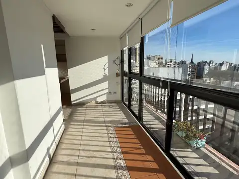 PISO DE 4 AMB CON BALCÓN CORRIDO