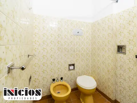 Av Sarmiento 100