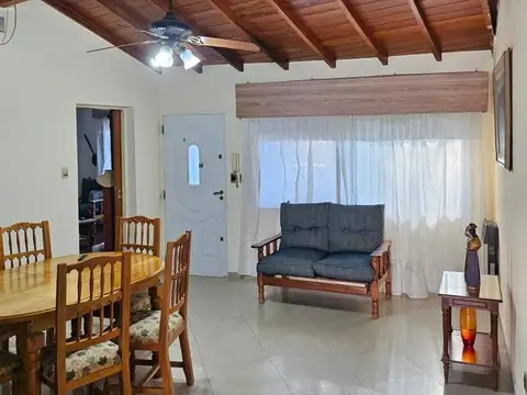 CASA 4 AMB.  EN VENTA CON JARDÍN Y COCHERA