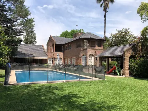 Casa 6 ambientes con 5 baños