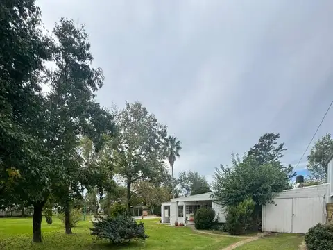 Casa de dos dormitorios con amplio jaridn y pisicina -Villa Amelia
